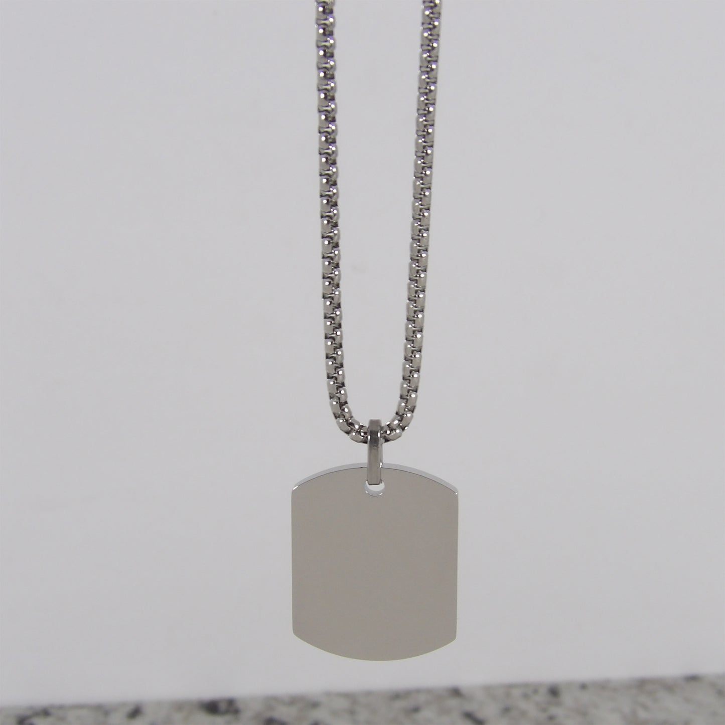 Collar de acero inoxidable con placa de identificación y cadena de caja